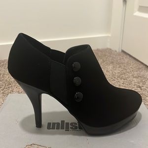 Kenneth Cole Unlisted 3 inch heel black suede shoe. 9 medium size shoe.